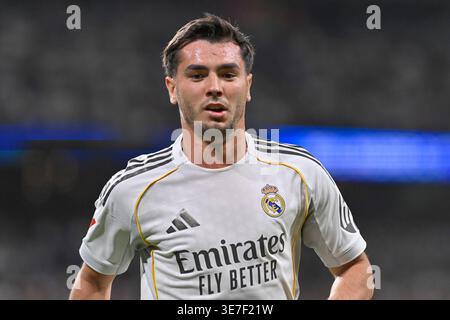 Madrid, Madrid, Spanien. April 2026. BRAHIM DIAZ von Real Madrid CF bittet die Zuschauer um Unterstützung beim Spiel zwischen REAL MADRID C.F. gegen GIRONA FC am 31. Spieltag der National First Division League 2025/26, spielte am 10. April 2026 im Bernabéu Stadion in Madrid. (Kreditbild: © Oscar Manuel Sanchez/ZUMA Press Wire) NUR REDAKTIONELLE VERWENDUNG! Nicht für kommerzielle ZWECKE! Stockfoto