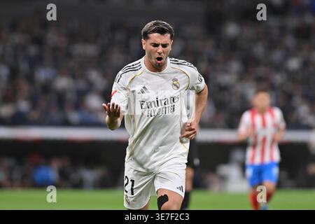 Madrid, Madrid, Spanien. April 2026. BRAHIM DIAZ von Real Madrid CF bittet die Zuschauer um Unterstützung beim Spiel zwischen REAL MADRID C.F. gegen GIRONA FC am 31. Spieltag der National First Division League 2025/26, spielte am 10. April 2026 im Bernabéu Stadion in Madrid. (Kreditbild: © Oscar Manuel Sanchez/ZUMA Press Wire) NUR REDAKTIONELLE VERWENDUNG! Nicht für kommerzielle ZWECKE! Stockfoto