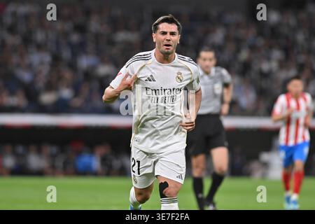 Madrid, Madrid, Spanien. April 2026. BRAHIM DIAZ von Real Madrid CF bittet die Zuschauer um Unterstützung beim Spiel zwischen REAL MADRID C.F. gegen GIRONA FC am 31. Spieltag der National First Division League 2025/26, spielte am 10. April 2026 im Bernabéu Stadion in Madrid. (Kreditbild: © Oscar Manuel Sanchez/ZUMA Press Wire) NUR REDAKTIONELLE VERWENDUNG! Nicht für kommerzielle ZWECKE! Stockfoto