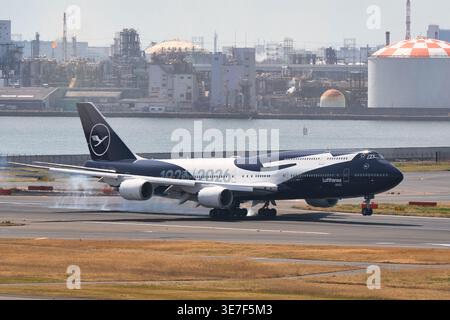 Tokio, Japan - 27. März 2026: Lufthansa Boeing 747-8 (D-ABYN) 100-jähriges Jubiläum Sonderlackierung Passagierflugzeug landet am Flughafen Haneda. Stockfoto