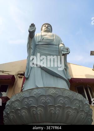 Eine Buddha-Statue, die majestätisch aussieht, steht am Ekayana Graha Tempel in Jakarta, Indonesien Stockfoto