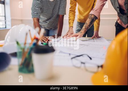 Cropped Shot verschiedene Ingenieure, die am Entwurf arbeiten, auf dem Tisch im Büro Stockfoto