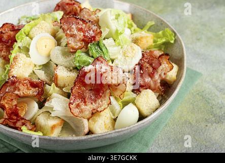 Caesar Salat mit gebratenem Speck, Wachteleiern, hausgemacht, keine Leute Stockfoto