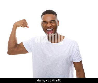 Fröhlicher schwarzer Mann, der den Armmuskel beugt, während er vor weißem Hintergrund steht Stockfoto