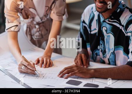 Gemischte Architekten arbeiten gemeinsam an Grundrissen und Farbauswahl für Innenarchitektur-Projekte im Büro Stockfoto