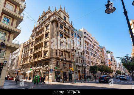 Valencia, Spanien, 21. Februar 2026: Wohn- und Bürogebäude im Zentrum der Touristenstadt Valencia. Stockfoto