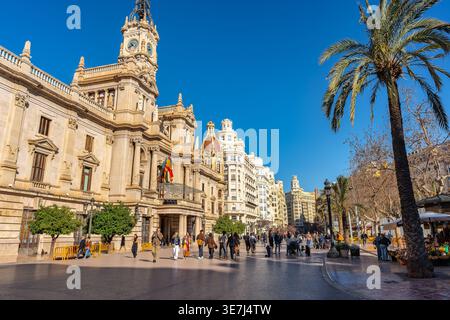 Valencia, Spanien, 21. Februar 2026: Plaza del Ayuntamiento mit Sitz des Bürgermeisters in Valencia. Stockfoto