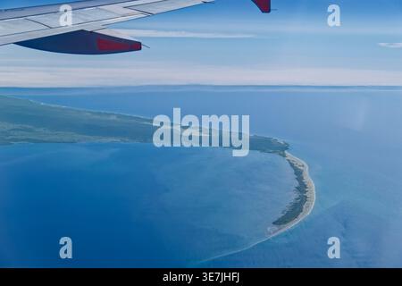 Spektakuläre Aussicht aus der Luft von einem Passagierflugzeugfenster auf eine lange gekrümmte Sandspieße oder Halbinsel? Wahrscheinlich Abschiedsspucke? Sich in ruhiges blaues Wasser ausdehnen Stockfoto