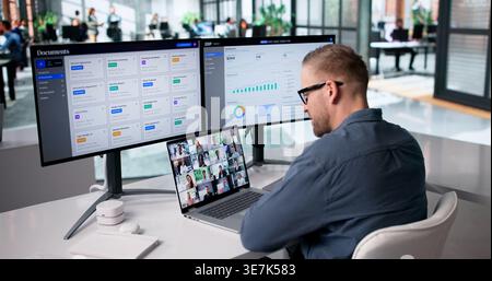 Junger Marketing Manager Hosting Online-Videokonferenz Mit Laptop Im Modernen Büro Stockfoto