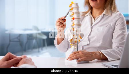 Junge Männliche Patientin Erhält Eine Tief-Wirbelsäulenversorgung Durch Chiropraktiker Stockfoto