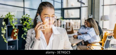 Der Geschäftsleiter analysiert wichtige Leistungsindikatoren für Kampagnen Stockfoto