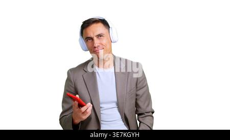 Mann, der Kopfhörer trägt und Musik auf dem Smartphone hört Stockfoto
