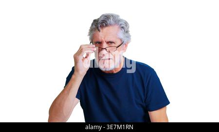 Senior Mann, der mit einer Brille schwinzt und Skepsis zeigt Stockfoto