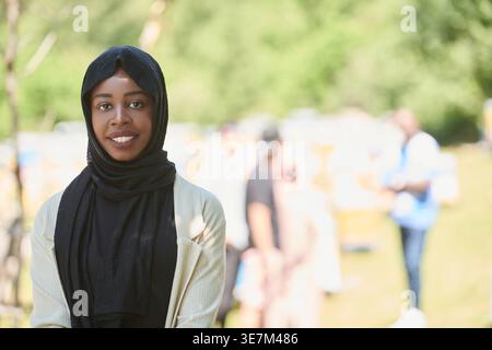 Schwarze afrikanische Geschäftsfrau in traditioneller islamischer Kleidung Stockfoto