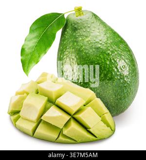 Ganze grüne Avocado und Avocado halb in Würfel geschnitten auf weißem Hintergrund. Datei enthält Beschneidungspfade. Stockfoto