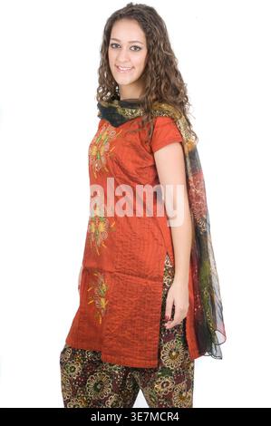 Indische Frau in traditioneller Kleidung, die vor weißem Hintergrund steht Stockfoto