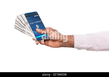 Hand des schwarzen Mannes, der Smartphone mit digitaler Brieftasche und Dollarschein hält, der vor weißem Hintergrund im Studio steht Stockfoto