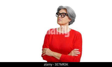 Ältere Frau mit grauem Haar, die eine Brille trägt, die Stolz und Hochmut zeigt Stockfoto