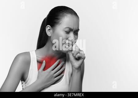 Kranke junge chinesin in weißer Spitze Husten und berühren ihre Wunde Brust über weißem Studio Hintergrund, leidet an Coronavirus oder Lungenentzündung, Pano Stockfoto