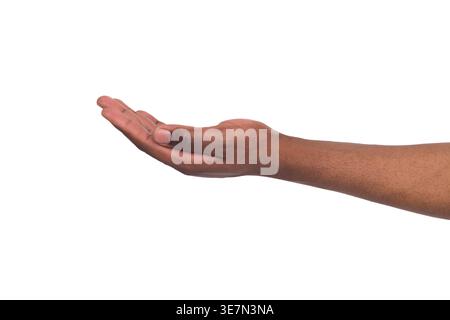 Hand des Schwarzen Mannes, der leere Handfläche vor weißem Hintergrund im Studio hält Stockfoto