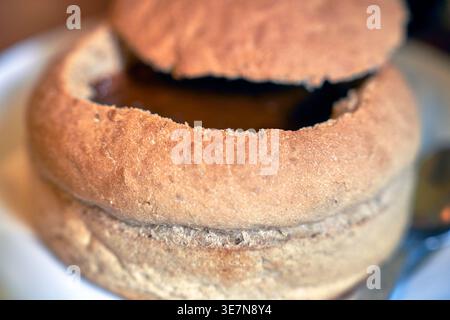 Traditionelle Gulasch-Suppe in Brot Stockfoto