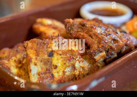 Schweinerippchen mit Barbecue-Sauce und Gurken im Restaurant Stockfoto