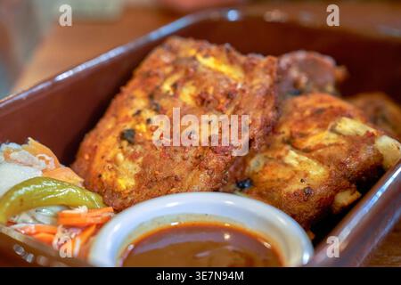 Schweinerippchen mit Barbecue-Sauce und Gurken im Restaurant Stockfoto