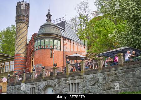 Außenansicht eines historischen roten Backsteingebäudes im Freilichtmuseum Skansen in Stockholm, Schweden, mit einem markanten hohen gestreiften Schornstein Stockfoto