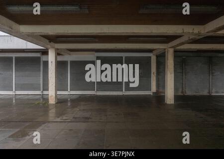 Shutters im Glamis Centre in Pitteuchar, Glenrothes, Fife, Schottland, 2026. Ein lokales Einkaufszentrum im Niedergang. Stockfoto