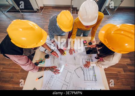 Nahaufnahme Überblick verschiedene Ingenieure, die im Büro an Blaupausen arbeiten Stockfoto