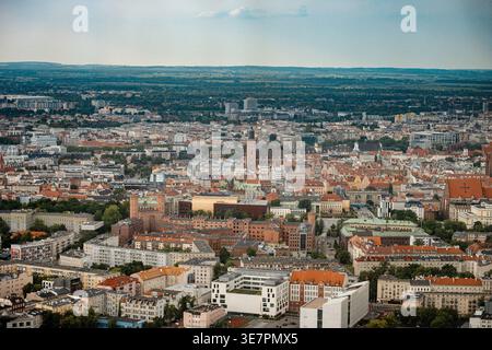 Panoramablick Auf Die Stadt. Atemberaubender Blick Auf Die Stadt Mit Charmantem Und Historischem Breslauer Horizont Stockfoto