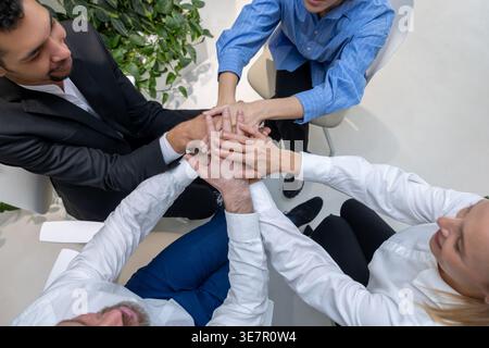 Schwarzer Mann mit kaukasischen Kollegen, die während der Psychotherapiesitzung auf Stühlen sitzen Stockfoto