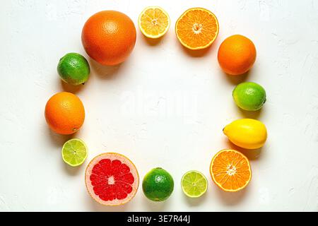 Frische Zitrone, Orange, Grapefruit, Limette auf hellem Hintergrund, Blick von oben. Zitrussaftkonzept, Vitamin C, Früchte. Stockfoto