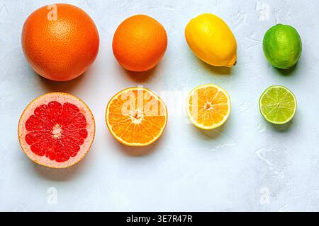 Frische Zitrone, Orange, Grapefruit, Limette auf hellem Hintergrund, Blick von oben. Zitrussaftkonzept, Vitamin C, Früchte. Stockfoto