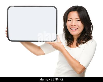 Asiatische Frau mittleren Alters mit Whiteboard-Schild isoliert auf weißem Hintergrund. Reife asiatische chinesische Erwachsene mittleren Alters in ihren frühen 50ern lächelnd ha... Stockfoto