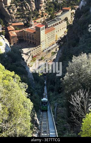 Seilbahn Sant Joan mit Blick auf das Kloster Montserrat in Katalonien, Spanien, in vertikaler Form Stockfoto