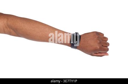 Arm des Schwarzen Mannes trägt Smartwatch vor weißem Hintergrund im Studio Stockfoto