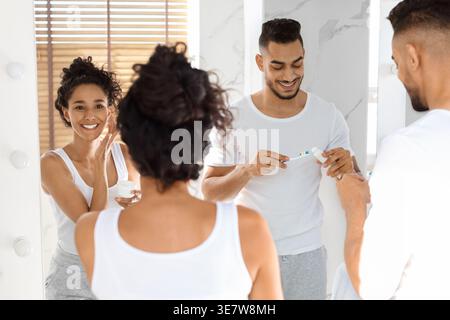 Nahöstliches Paar macht Morgenhygiene zusammen im Badezimmer zu Hause Stockfoto