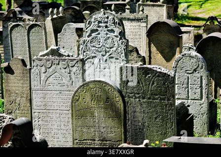 Auf dem jüdischen Friedhof in Krakau Polen befinden sich alte Grabsteine. Viele sind mit Moos bedeckt und zeigen Alterserscheinungen. Stockfoto