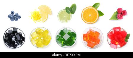 Jelly Cubes in verschiedenen Geschmacksrichtungen, Set. Desserts in Schüsseln und Fruchtzutaten auf weißem Hintergrund, Draufsicht Stockfoto