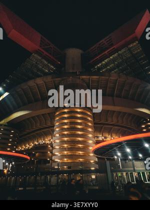 Nächtlicher Blick auf die Außenstruktur des Stadions San Siro (Stadio Giuseppe Meazza) in Mailand, Italien, beleuchtet mit roten Lichtern Stockfoto