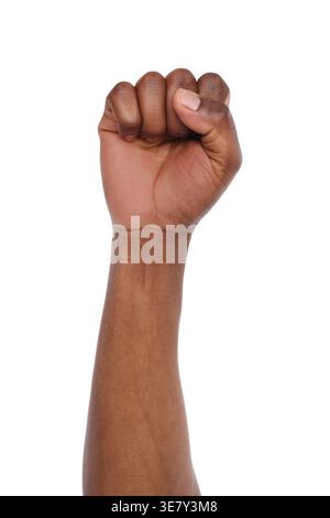 Hand des Schwarzen Mannes zeigt Faust vor weißem Hintergrund im Studio Stockfoto