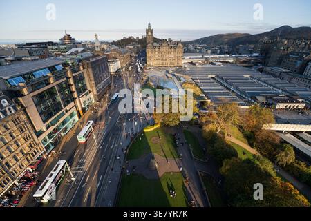 Die geschäftige Princes Street in Edinburgh, Schottland, zeigt die Geschäfte, den Verkehr und die historische Skyline der Altstadt Stockfoto