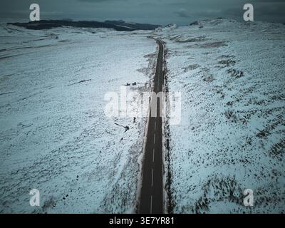 Leere Straße in einer Berglandschaft im Winter Stockfoto