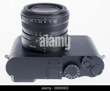Eine schwarze Leica Q2 Monochrom-Digitalkamera wird von oben mit ihrem 28-mm-Objektiv gezeigt, das die Objektivmarkierungen und die Kamerasteuerung hervorhebt Stockfoto