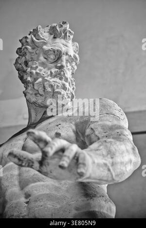 Detaillierte Ansicht der Neptun-Statue von Giambologna, Neptun-Brunnen in Bologna, Italien. Schwarz-weiß-dramatische Aufnahme des Renaissance-Bronzegiganten Stockfoto