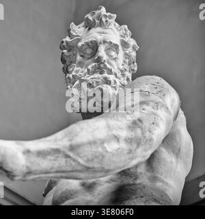 Detaillierte Ansicht der Neptun-Statue von Giambologna, Neptun-Brunnen in Bologna, Italien. Schwarz-weiß-dramatische Aufnahme des Renaissance-Bronzegiganten Stockfoto