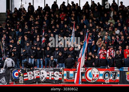 Fans und Fans des PSV Eindhoven schauen sich vor dem niederländischen Eredivisie-Spiel zwischen Sparta Rotterdam und PSV Eindhoven am 11. April 2026 im Sparta Stadion „Het Kasteel“ in Rotterdam an. (Quelle: Kevin Senders/MTB-Photo/Alamy Live News) Stockfoto