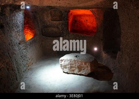 NEVSEHIR, TURKIYE - 09. AUGUST 2025: Kaymakli unterirdische Stadt in Kaymakli Stadt Stockfoto