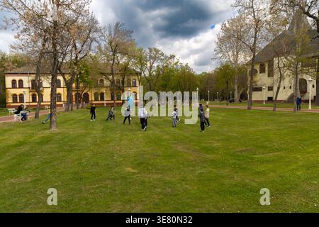 Kinder, Die Soccer Green City Rasen Spielen Stockfoto